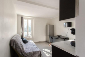Air-conditioned furnished apartment close to the old port and the beaches